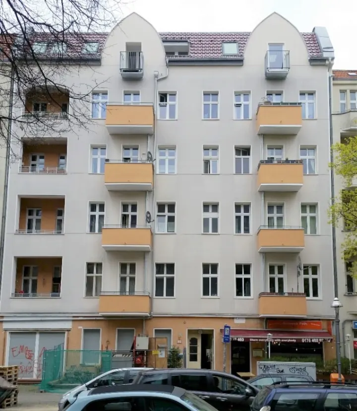 Straßenfassade Tegeler Straße 21 mit den neuen Dachgauben