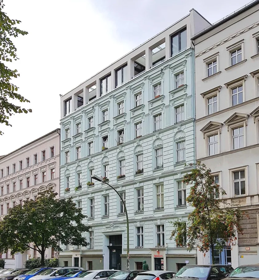 Ein Mehrfamilienhaus in der Marienburger Straße in Berlin bei dem das büro für architektur Hardy Krüger eine Geschossaufstockung umgesetzt hat.