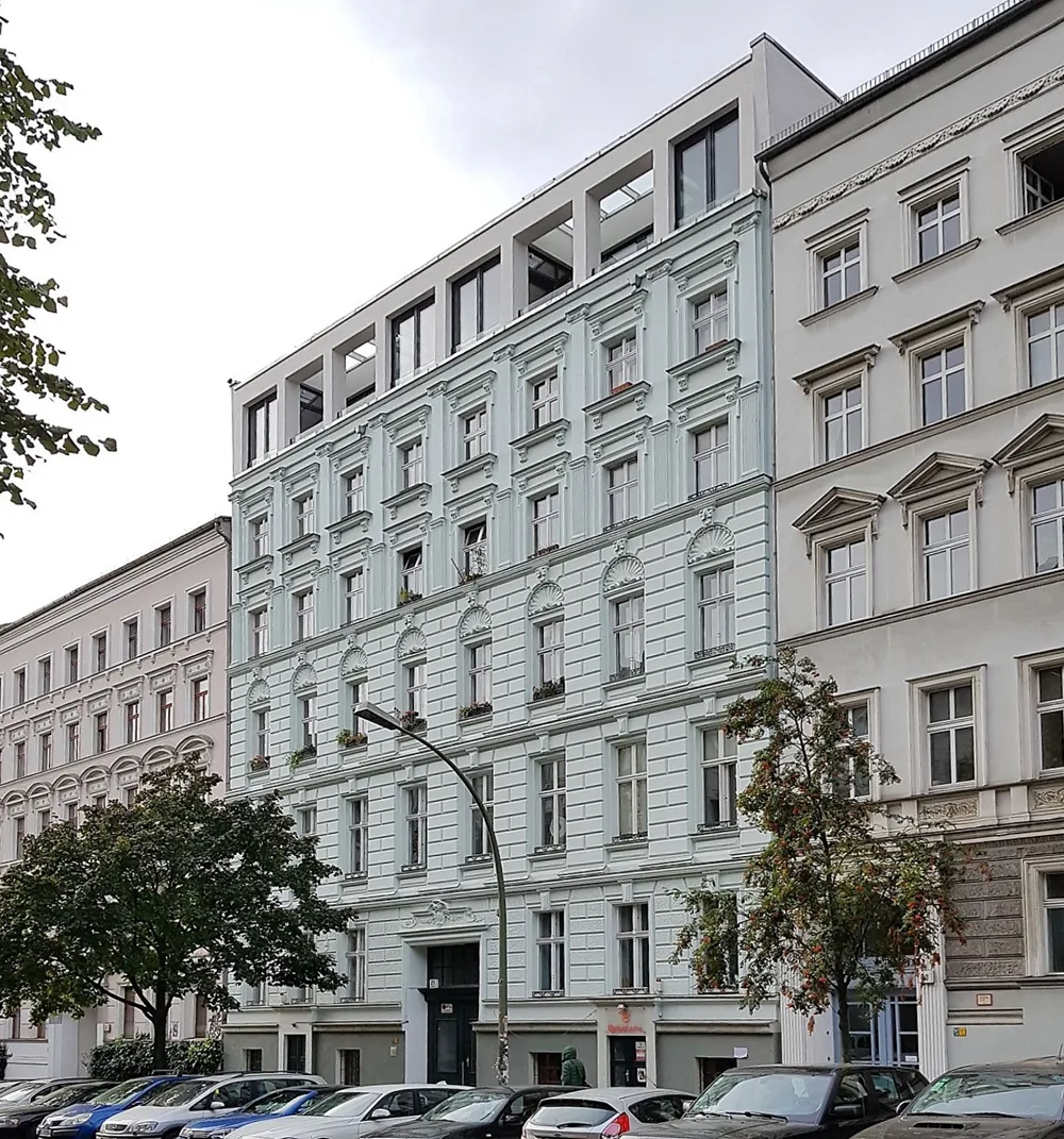 Ein Mehrfamilienhaus in der Marienburger Straße in Berlin bei dem das büro für architektur Hardy Krüger eine Geschossaufstockung umgesetzt hat.