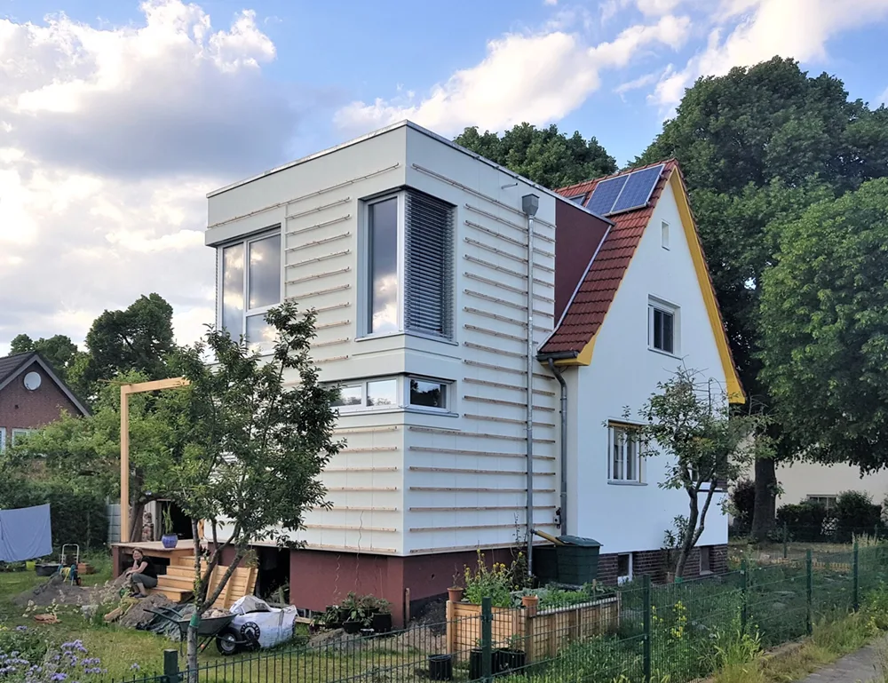 Einfamilienhaus im Berliner Umland, bei dem das büro für architektur Hardy Krüger einen Anbau umgesetzt hat.